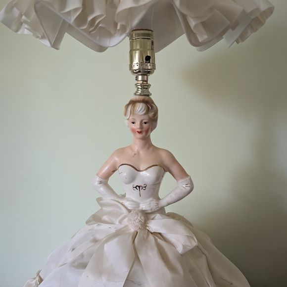 Vintage Lady Porcelain Doll Lamp - Picture 3 of 11